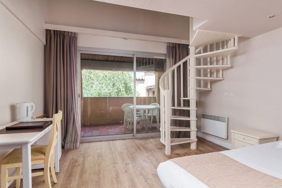 Prestige Room | Premium bedding, minibar, in-room safe, blackout drapes