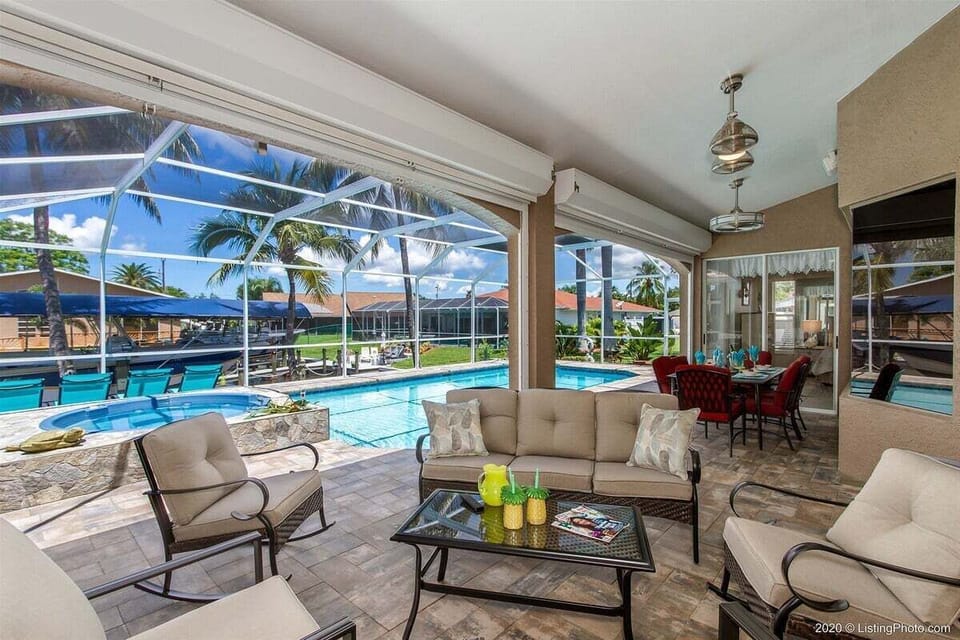 Outdoor Lanai Sitting Area and Dining Area