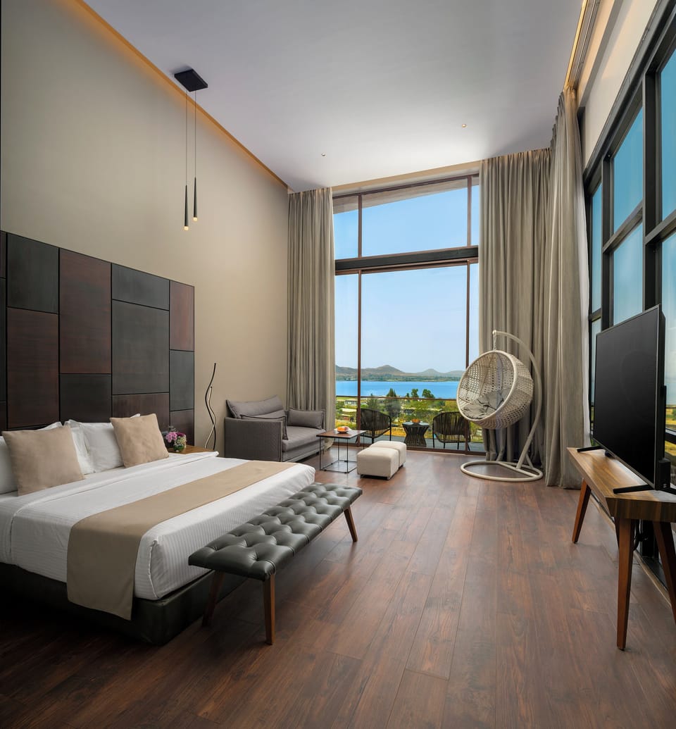 Junior Suite Room | Premium bedding, down comforters, memory foam beds, minibar