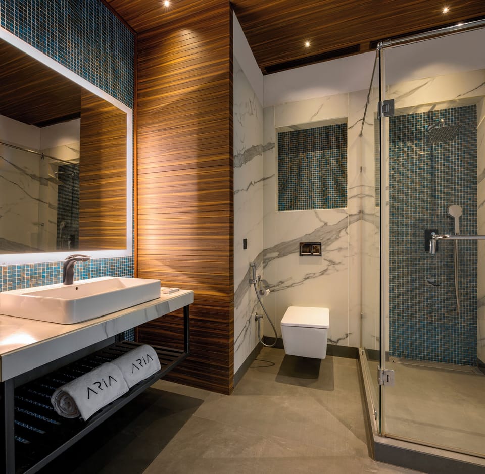Shower, rainfall showerhead, free toiletries, hair dryer