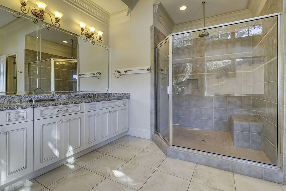 King Suite Full Bathroom