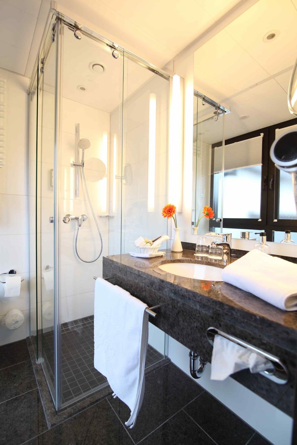 Comfort Room, 1 Double Bed | Bathroom | Separate tub and shower, designer toiletries, hair dryer, bathrobes