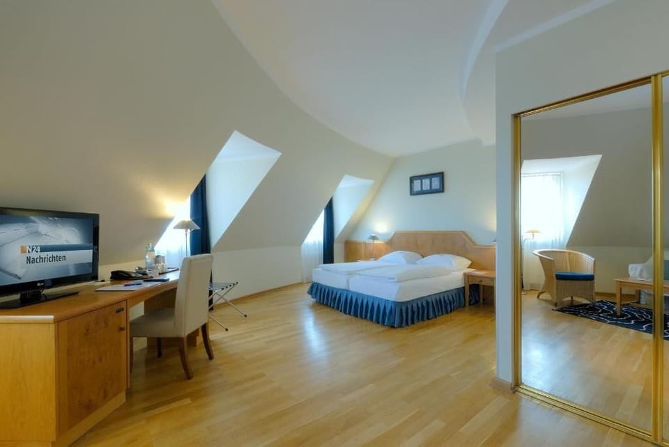 Premium bedding, in-room safe, individually decorated