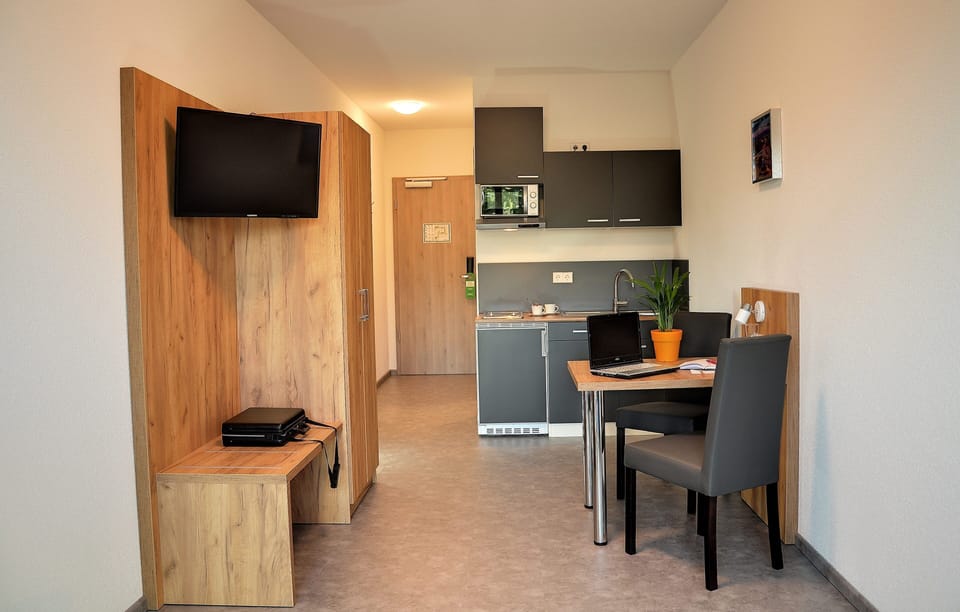 Comfort Twin Room | Living area | Flat-screen TV