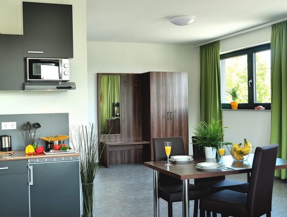 Comfort Room, Balcony | In-room dining
