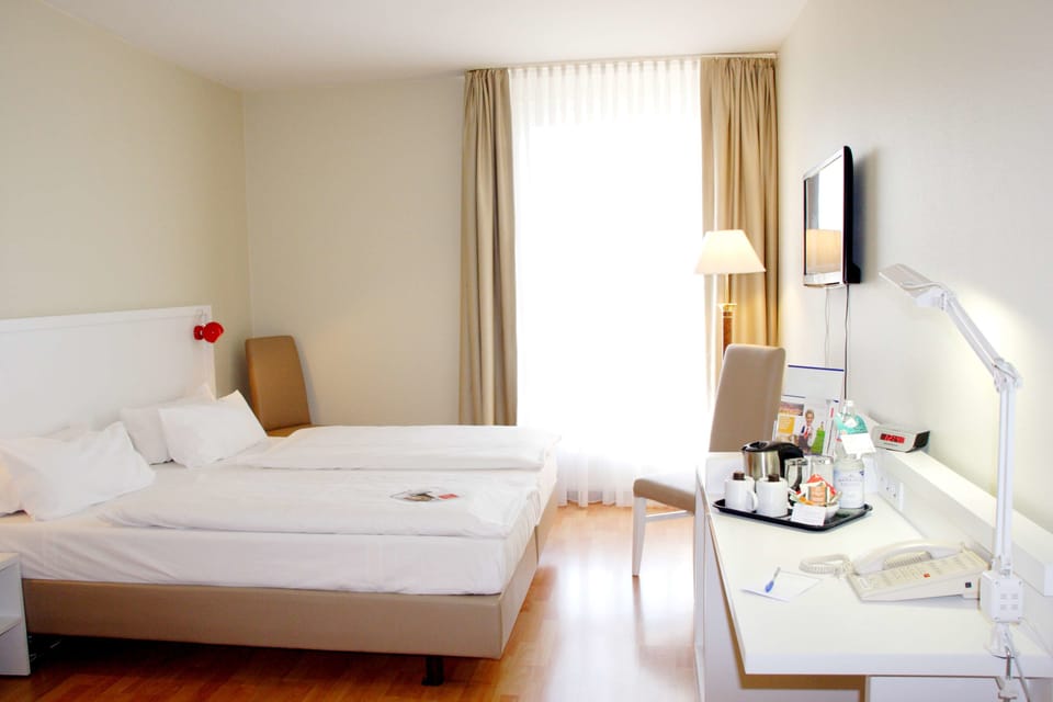 Comfort Room, 2 Twin Beds | Desk, soundproofing, iron/ironing board, free cribs/infant beds