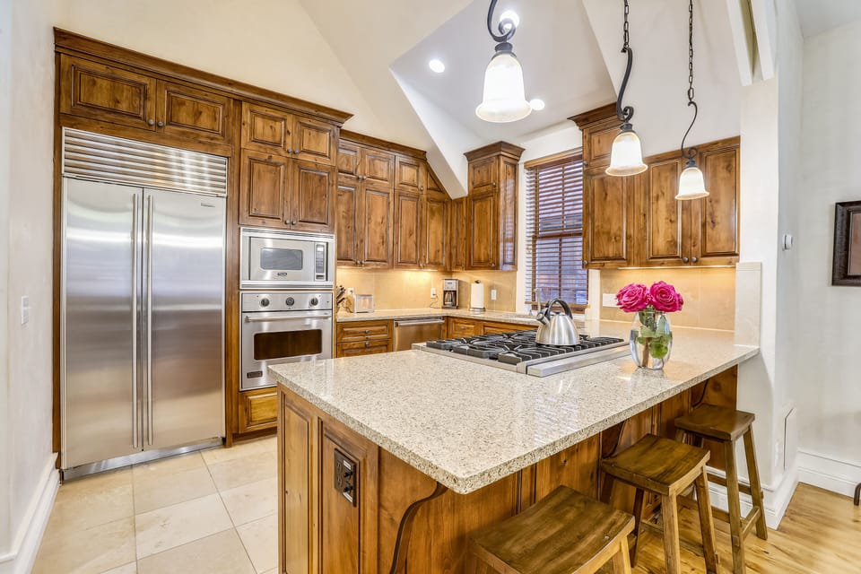 Well equipped modern kitchen with high-end appliances. All appliances are either Viking or Sub-Zero.