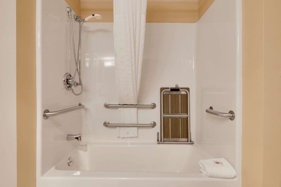 Combined shower/tub, free toiletries, hair dryer, towels