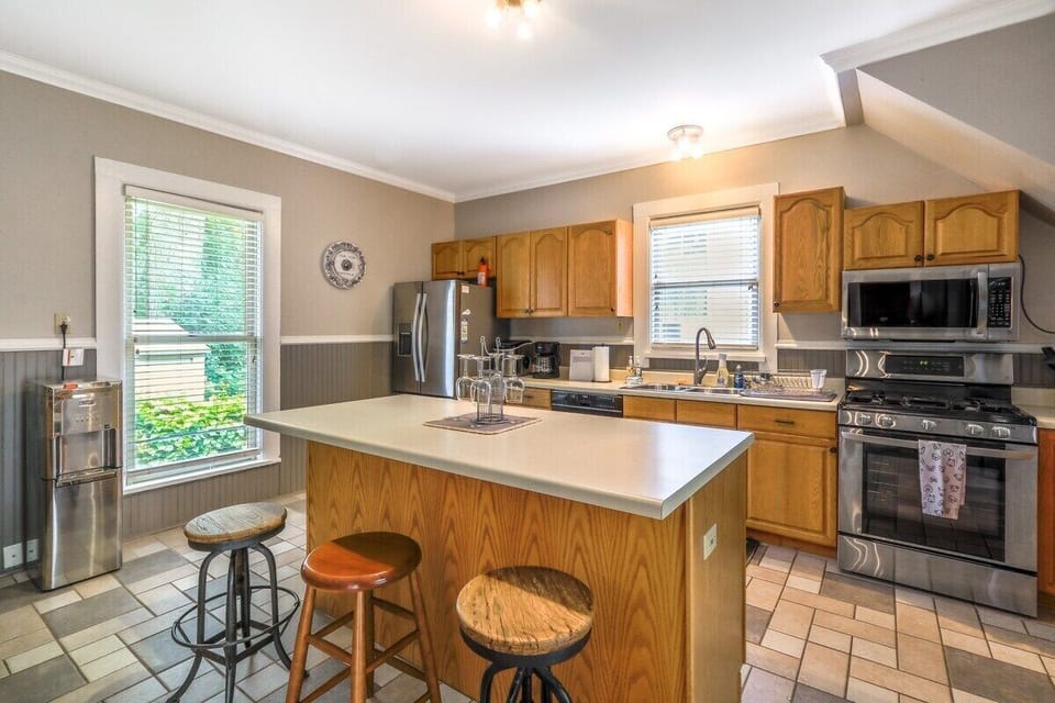 Fully equipped kitchen with breakfast bar seating for 3