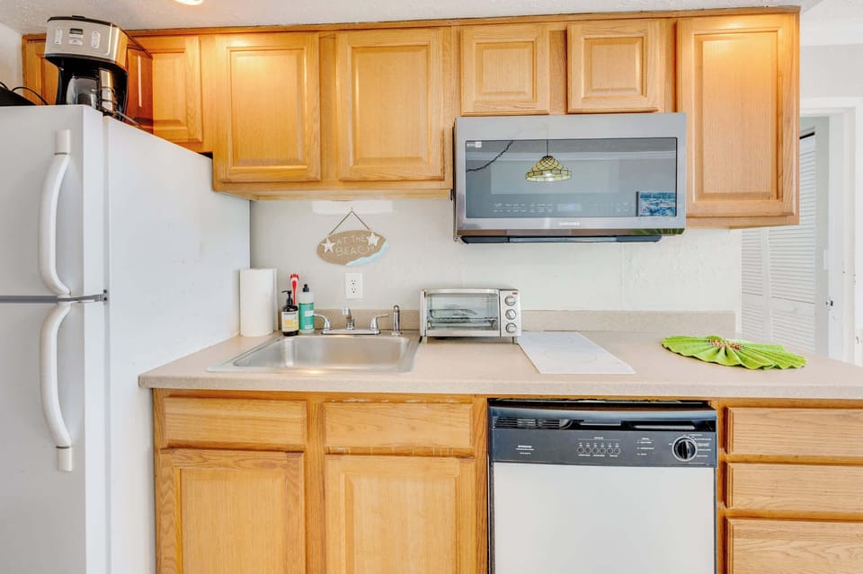 Modern Kitchen + Dining Area
