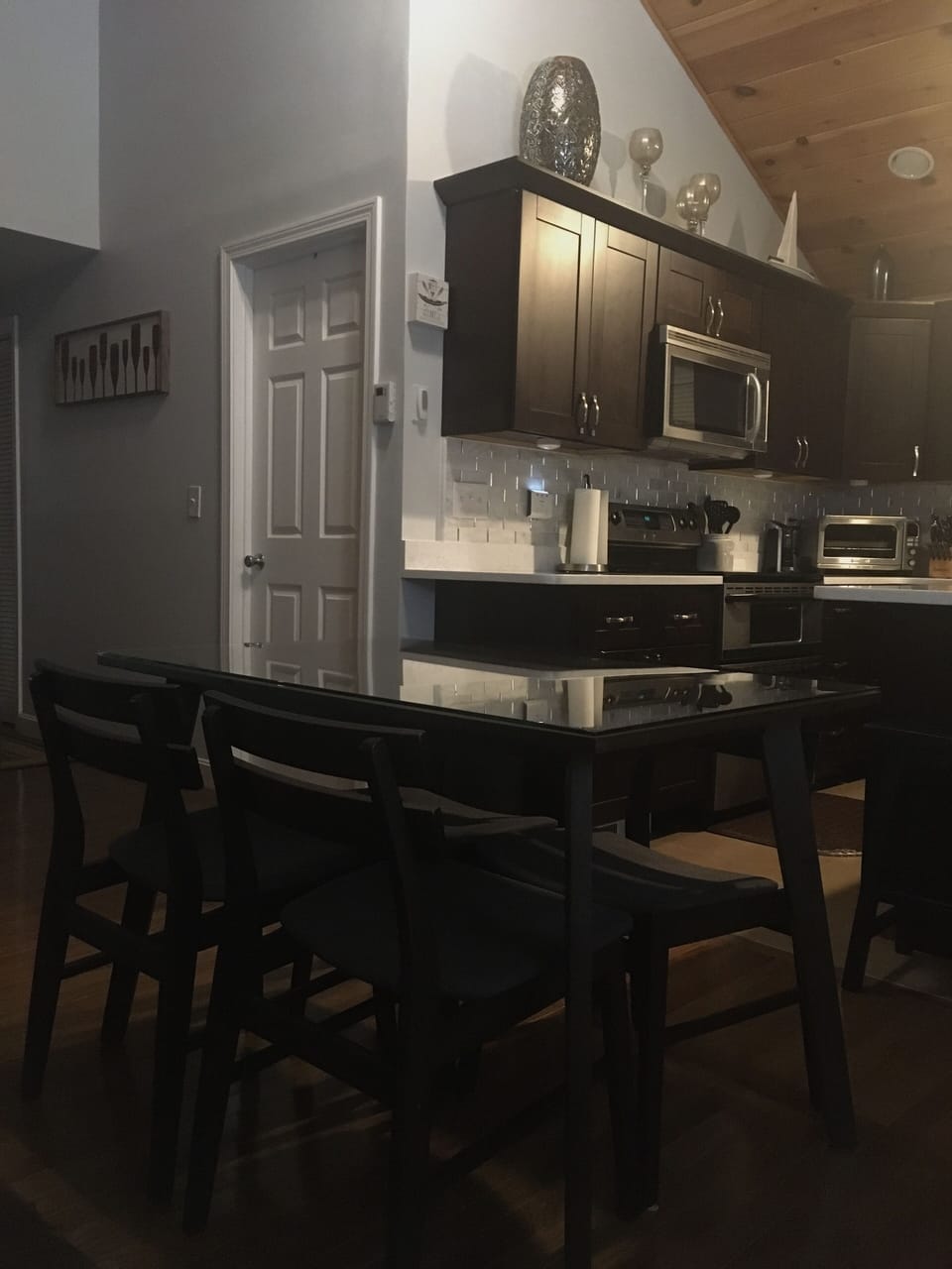 Dining seating for 4 at the table