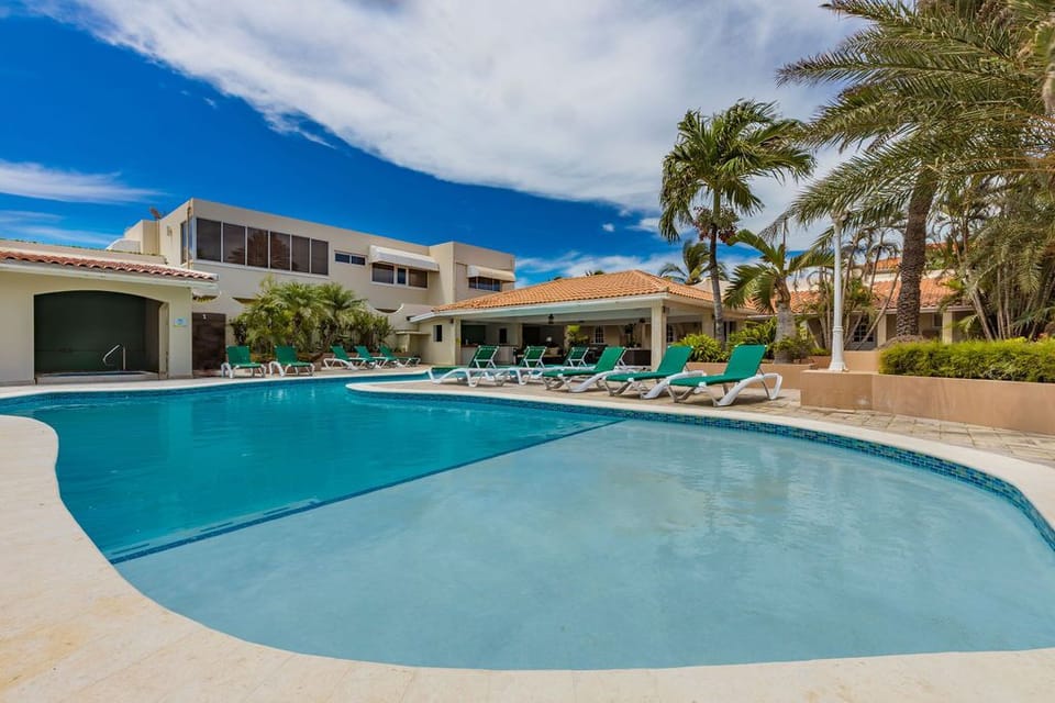 Relaxing And Sunny Pool Area.