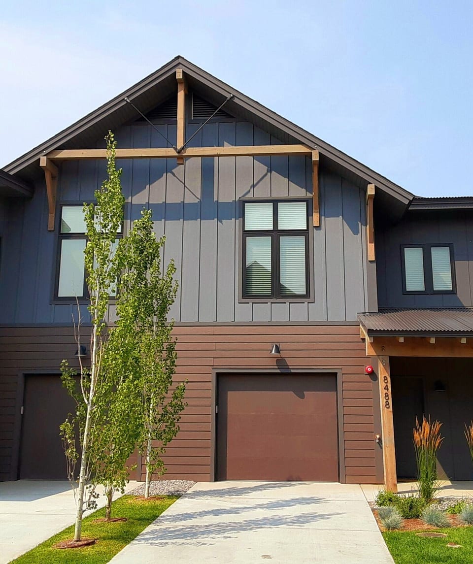  Spacious home w/  3  bedrooms and 2 1/2 baths. Sleeps 8.  Entry is from garage.