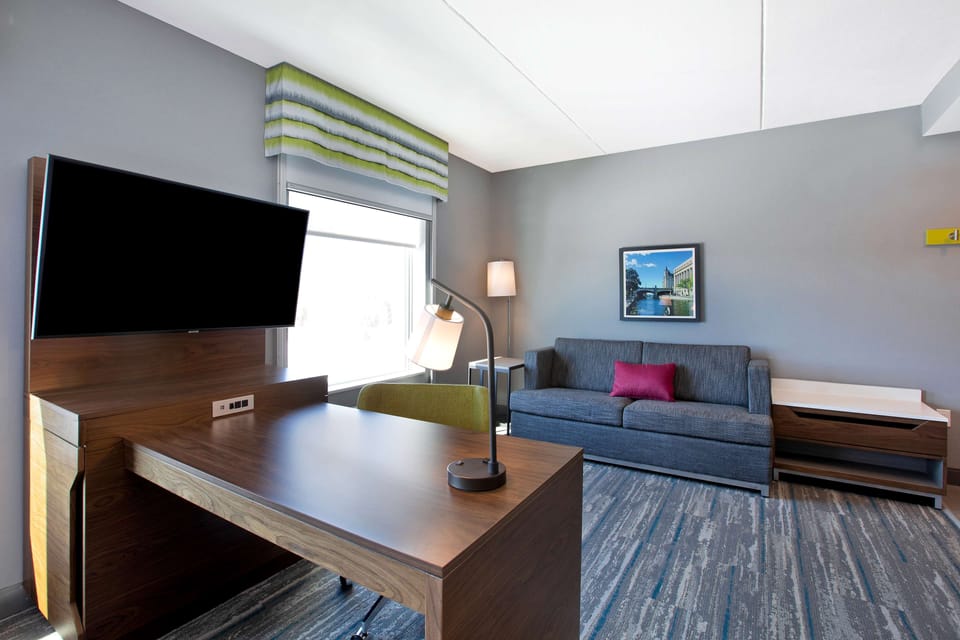 Studio Suite, 1 King Bed, Non Smoking, Refrigerator & Microwave (Wet Bar) | Living area
