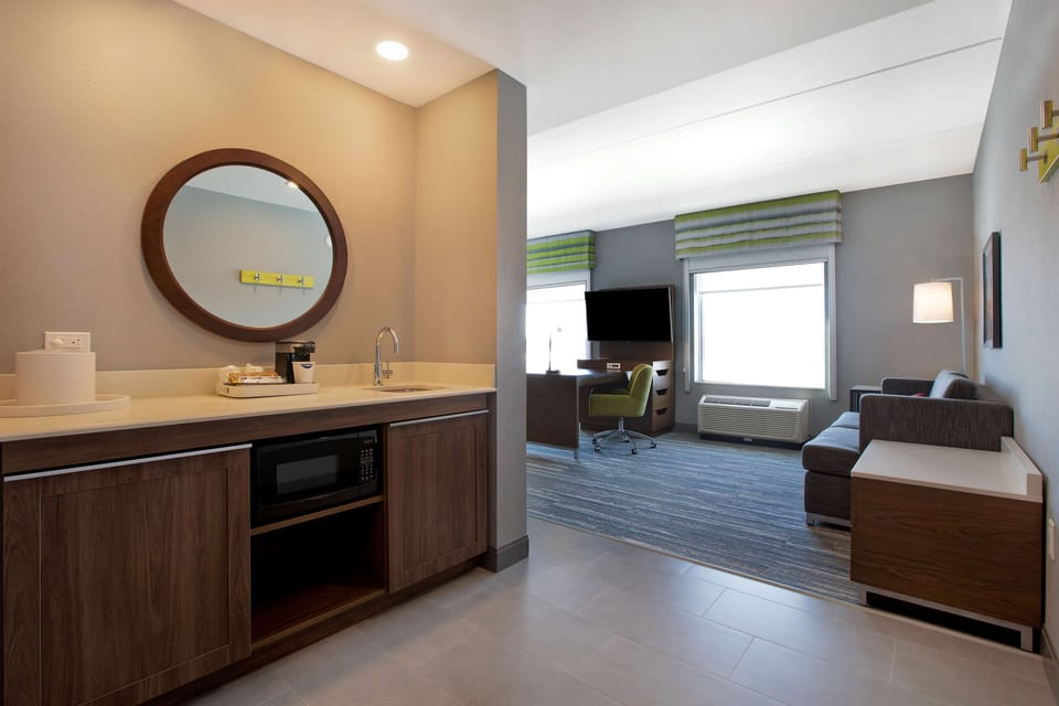 Studio Suite, 1 King Bed, Non Smoking, Refrigerator & Microwave (Wet Bar) | Minibar