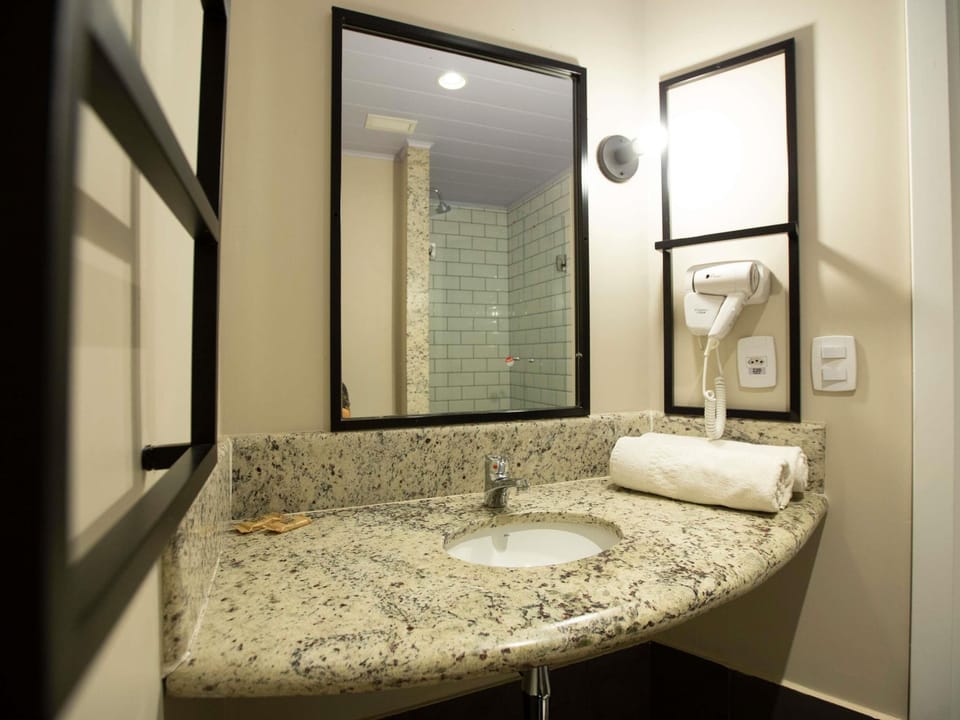 Standard Room, 2 Twin Beds | 1 bedroom, minibar, WiFi (free), bed sheets