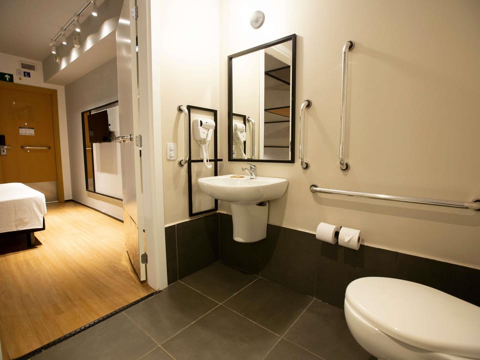 Standard Room, 1 Double Bed, Accessible | 1 bedroom, minibar, WiFi (free), bed sheets