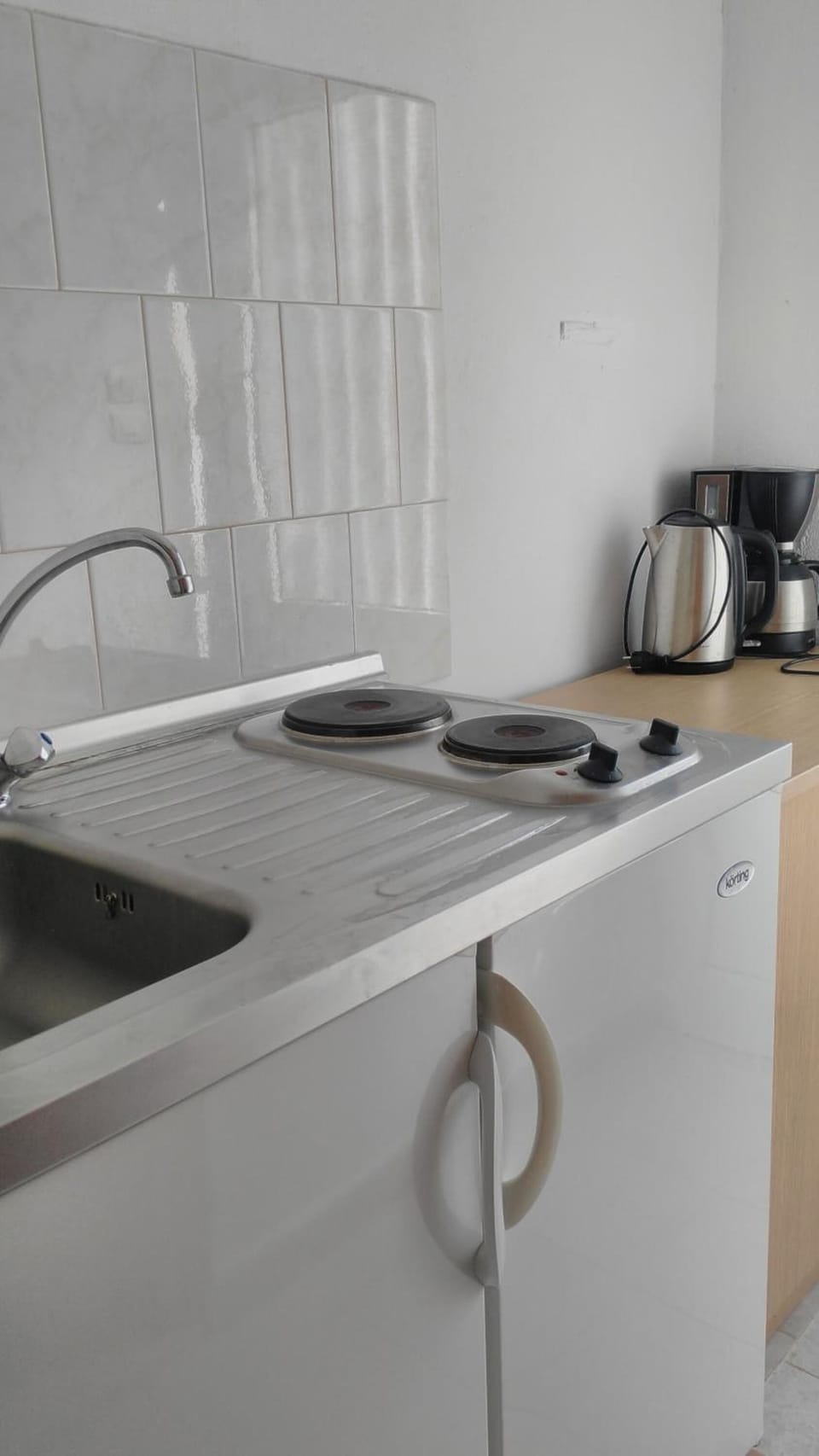 Basic Studio, Garden View, Garden Area | Private kitchen | Full-size fridge, stovetop, electric kettle, cookware/dishes/utensils