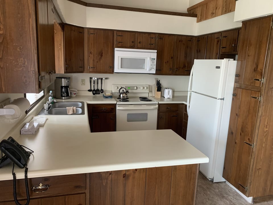 Full Kitchen with necessary cookware provided 
