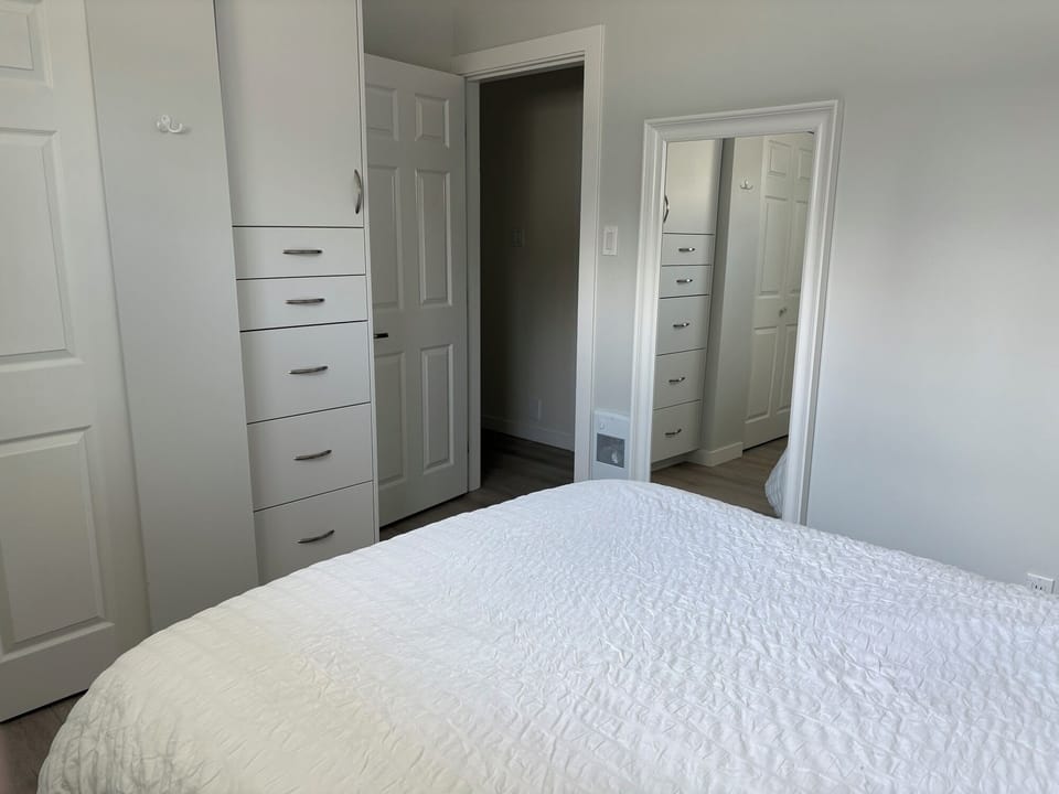 Bedroom 3 with queen size bed 