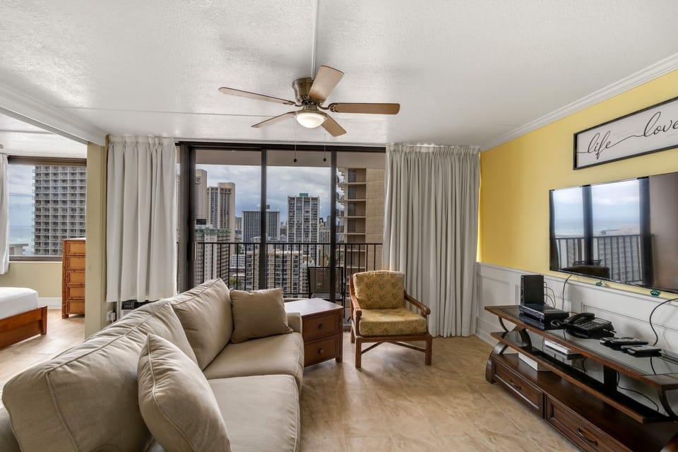Screen, Ceiling Fan, Indoors, Living Room, Room
