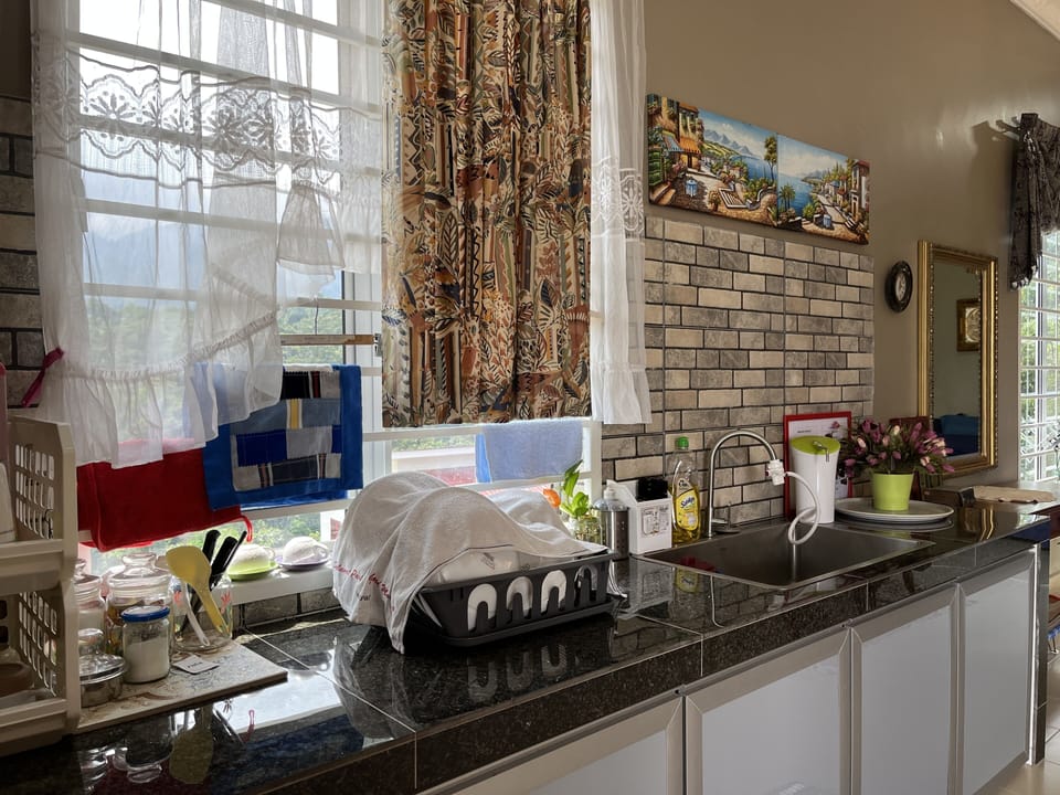 Deluxe Room | Private kitchenette | Electric kettle, cookware/dishes/utensils