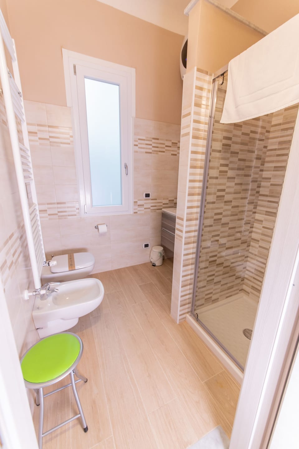 Deluxe Double or Twin Room | Bathroom | Shower, free toiletries, hair dryer, bidet