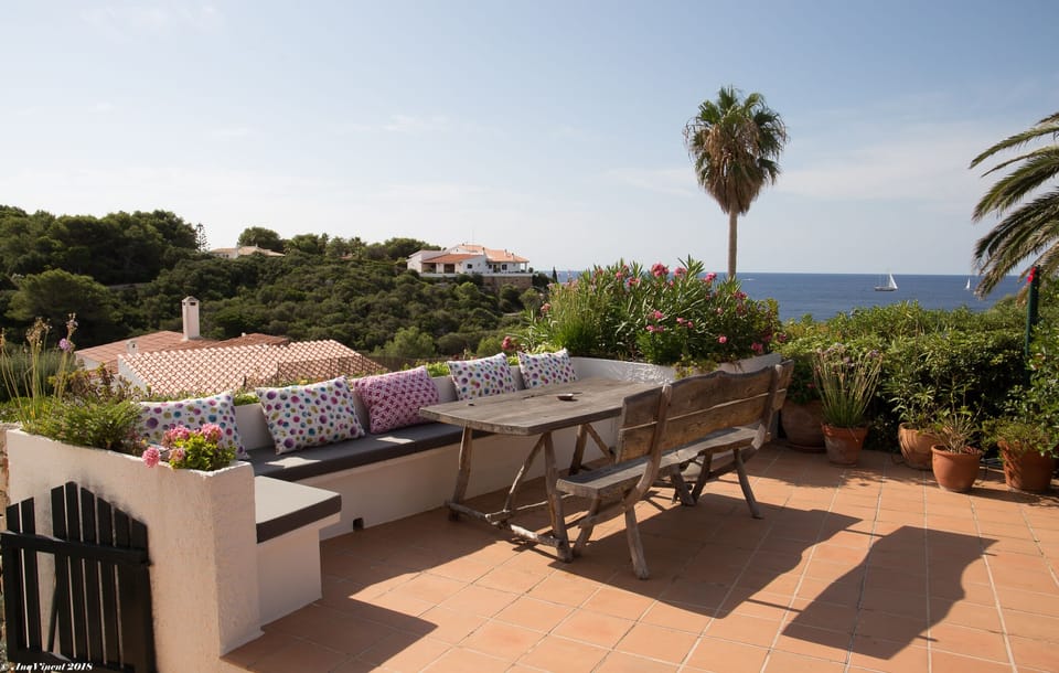 Lower terrace eating area with sea view