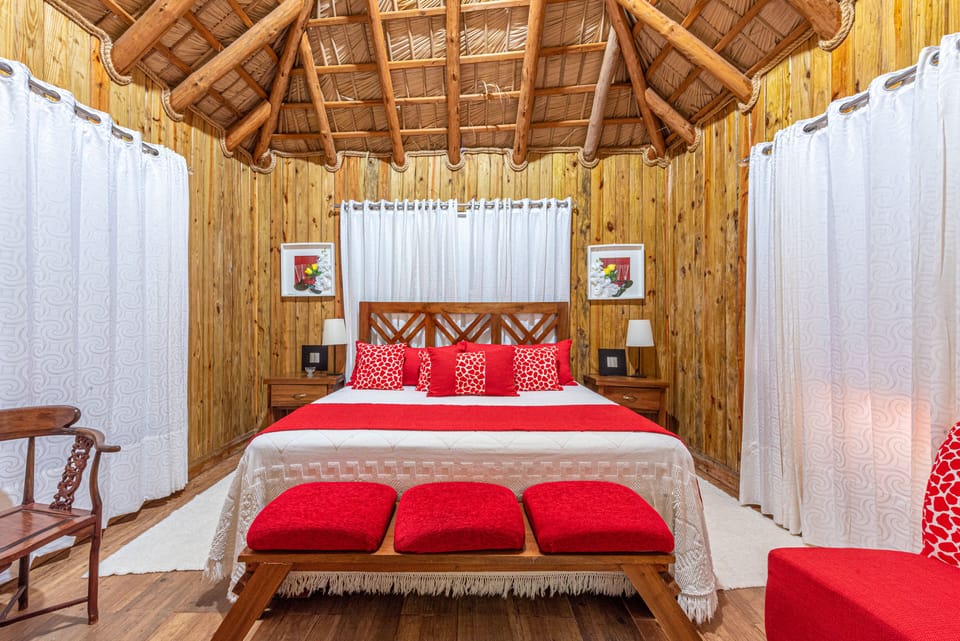 Presidential Room | Desk, free WiFi, bed sheets