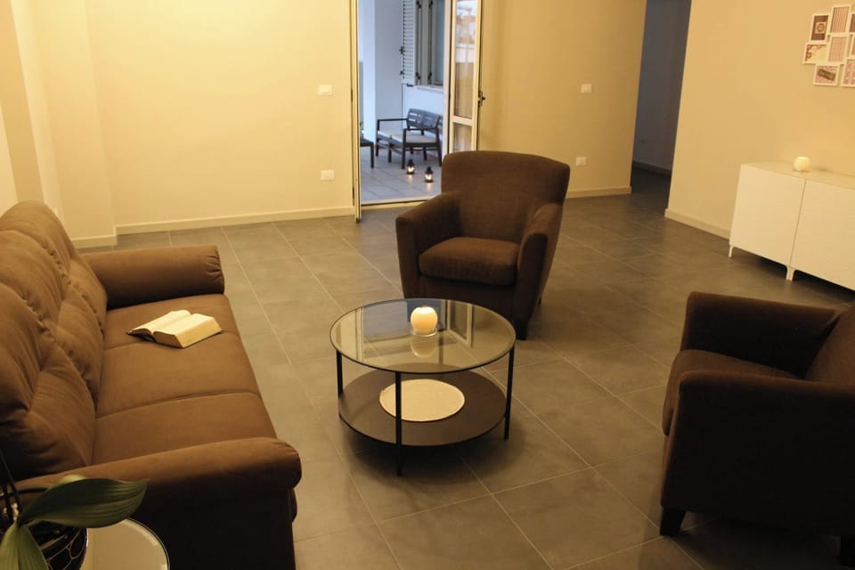 Room, 1 Bedroom, Smoking, Terrace | Living area | Books