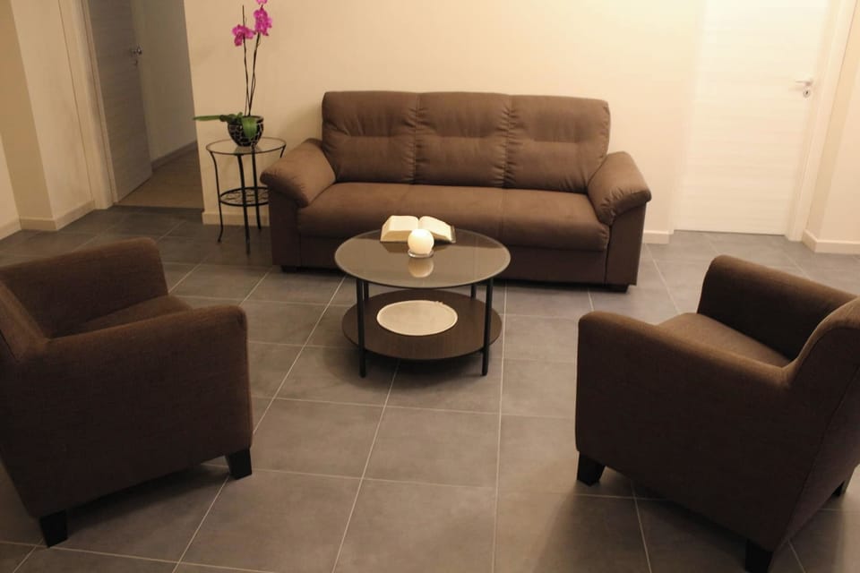 Room, 1 Bedroom, Smoking, Terrace | Living area | Books