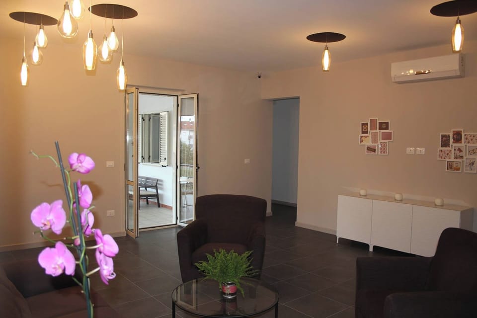 Room, 1 Bedroom, Smoking, Terrace | Living area | Books