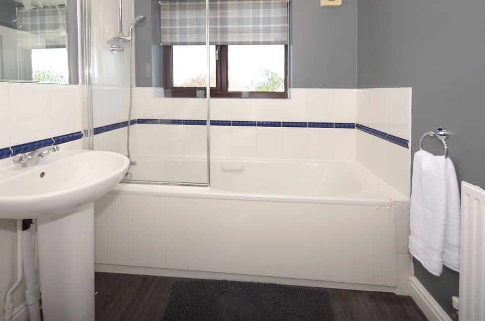 Ideal for Alton Towers, Staffordshire and The Peak District House in Stoke-on-Trent