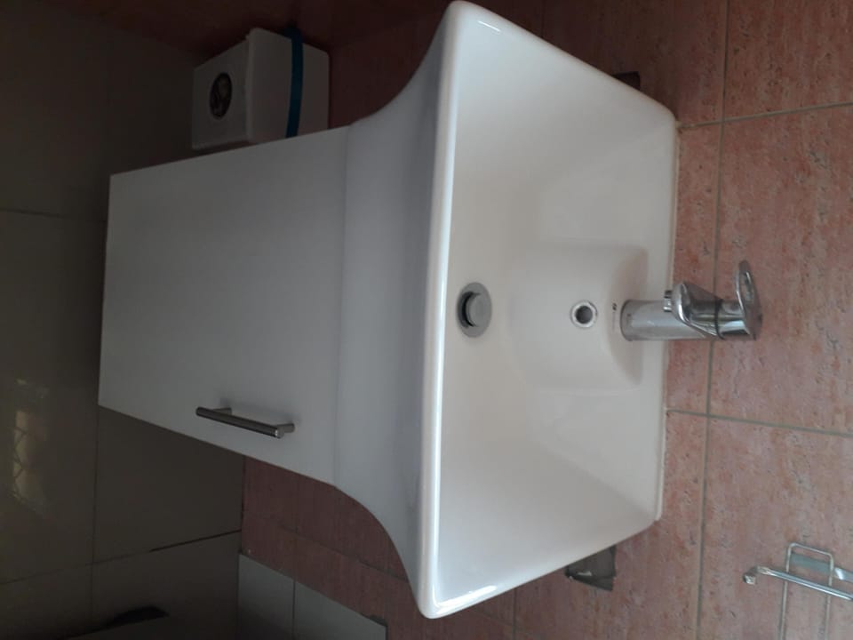 House, 2 Bedrooms, Accessible, Smoking | Bathroom | Combined shower/tub, towels, shampoo