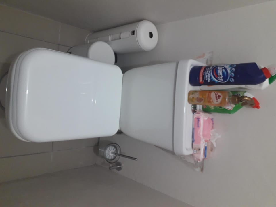 House, 2 Bedrooms, Accessible, Smoking | Bathroom amenities | Combined shower/tub, towels, shampoo