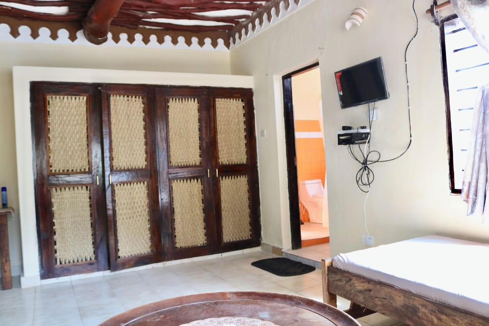 Room, 1 Bedroom, Smoking, Private Pool | Living room | TV