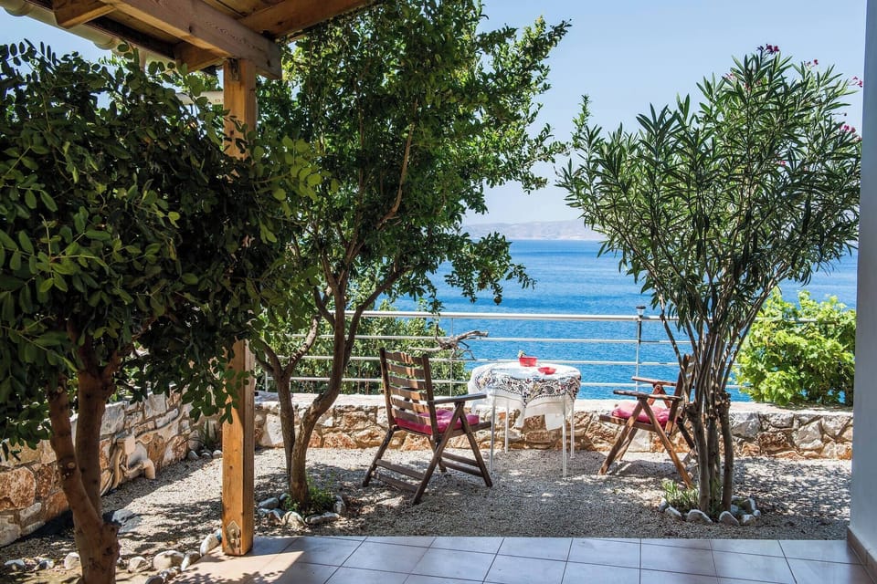House, 2 Bedrooms, Smoking, Patio | Outdoor dining