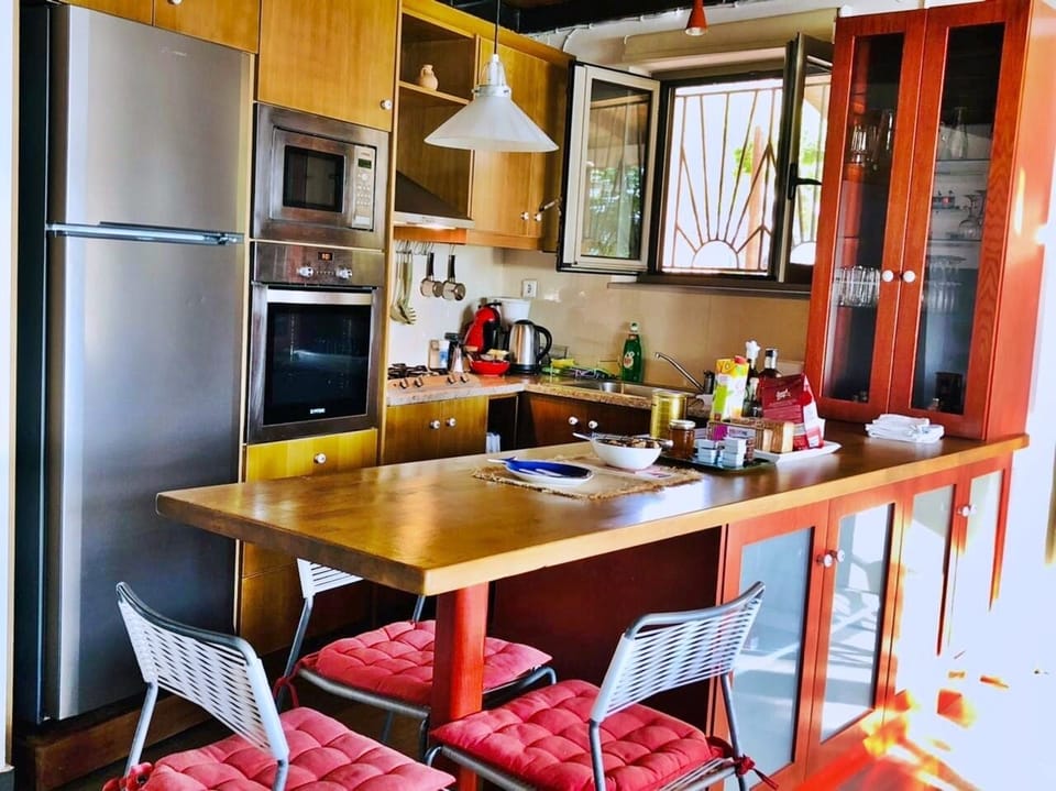 House, 2 Bedrooms, Smoking, Patio | Private kitchen | Fridge, stovetop, coffee/tea maker, electric kettle