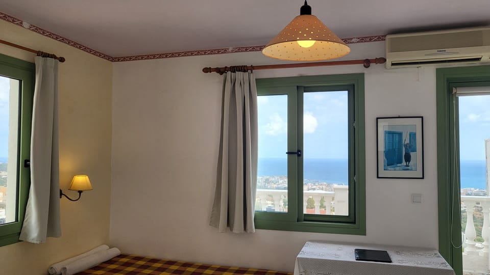 Room, 1 Bedroom, Balcony, Garden View | Living area