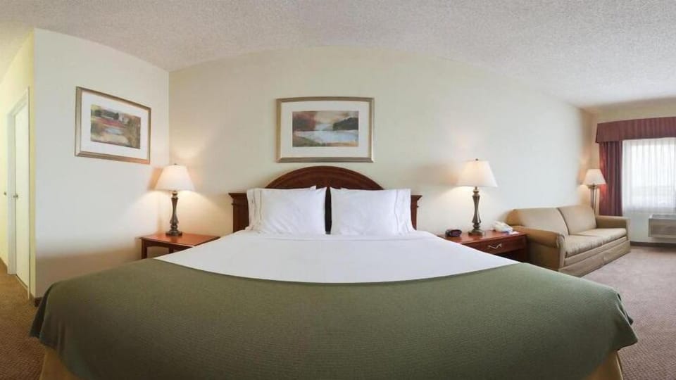 Iron/ironing board, WiFi (free), bed sheets