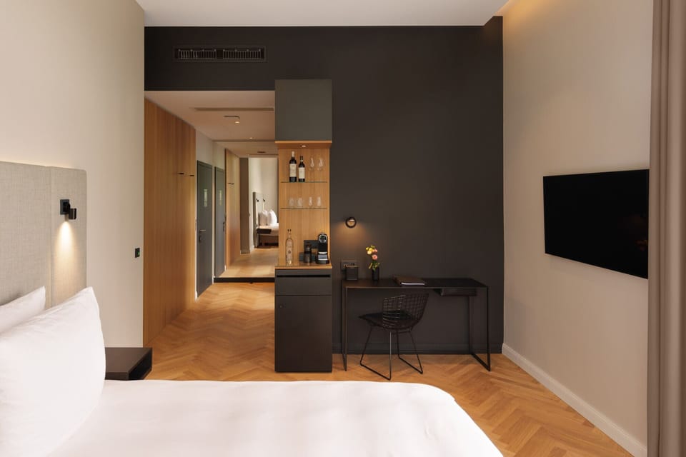 Business Room | Premium bedding, down comforters, pillowtop beds, minibar
