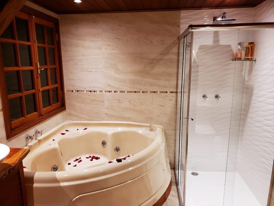 Presidential Suite, 1 Queen Bed | Bathroom | Free toiletries, hair dryer, towels, soap