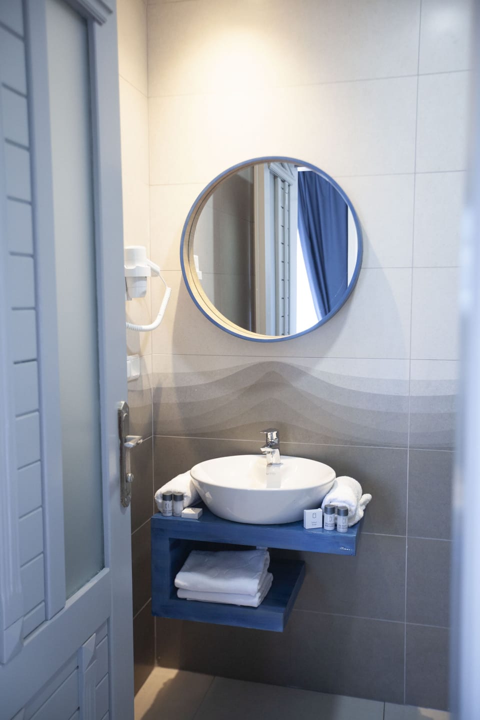 Deluxe Room, 1 Queen Bed | Bathroom sink