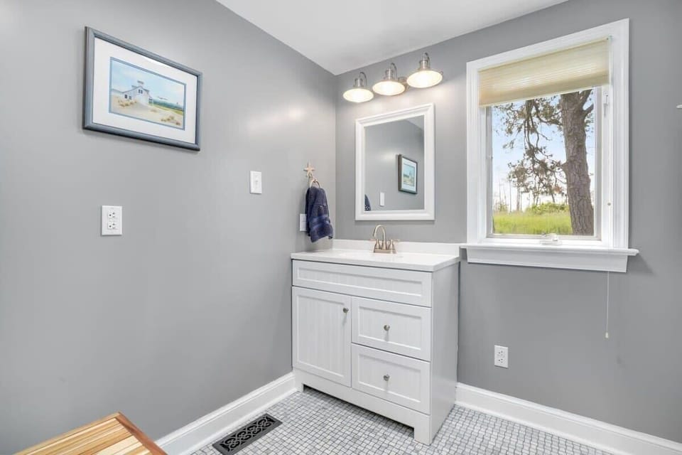 Full Bathroom w/Shower