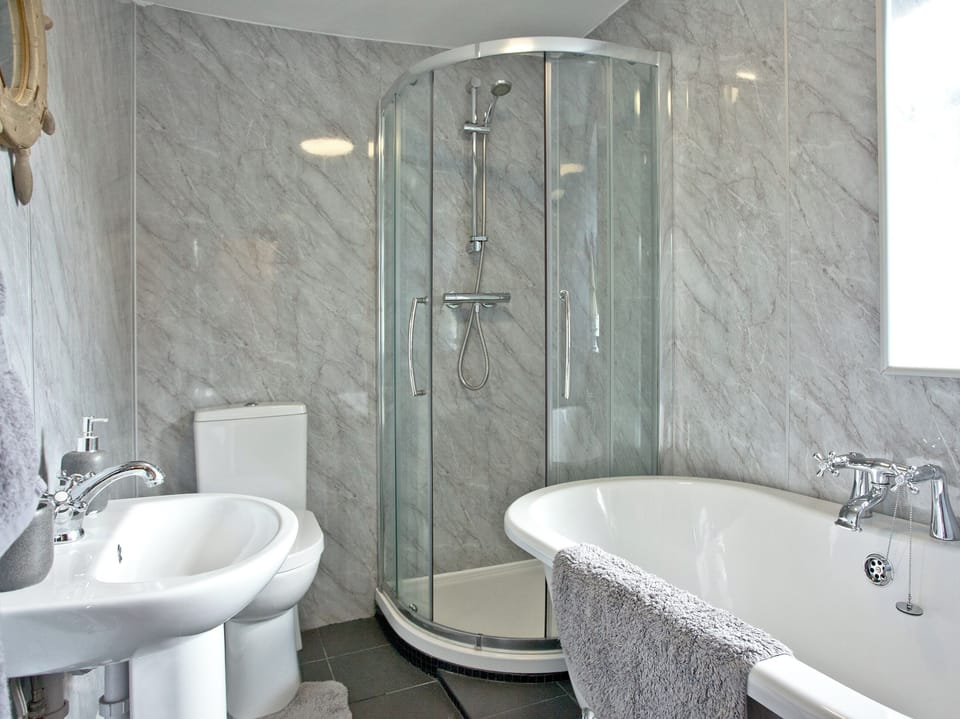 Bathroom | Cobble Cottage, Appledore