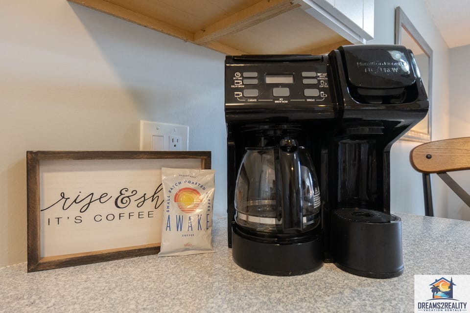 Both Traditional Drip and Keurig Single Serve Coffee Maker