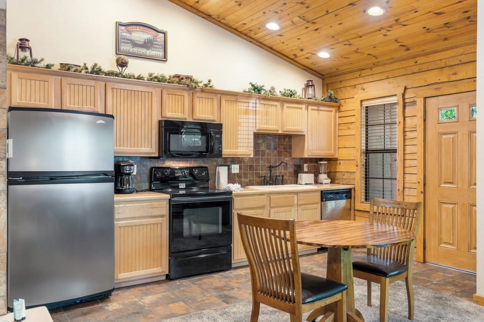 Fully Equipped Kitchen with Dining Table and Full Size Appliances