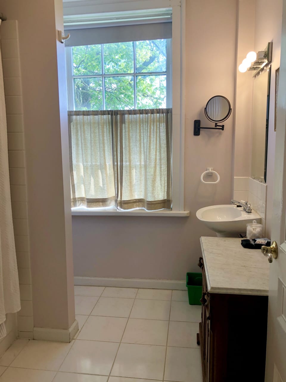 Room 6 large private bath with tub
