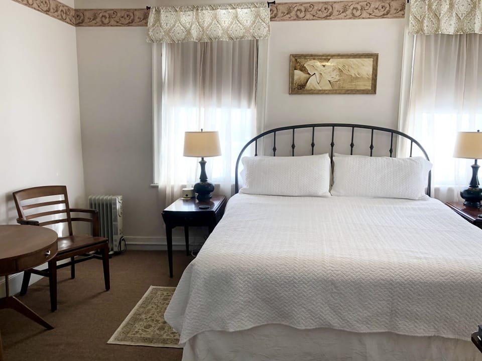 Room 6- king size bed, private bath, TV, A/C, Wifi, third floor East facing