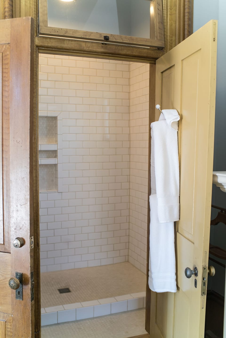 Deluxe Suite | Bathroom | Shower, free toiletries, hair dryer, towels